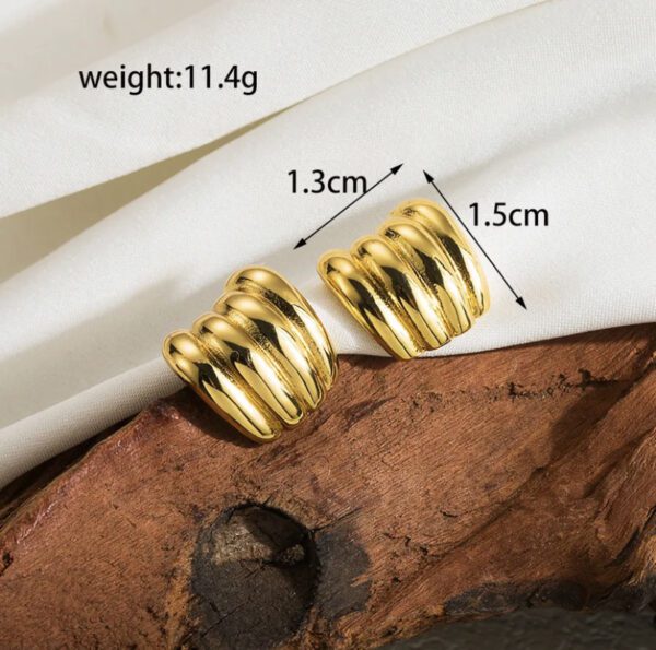 Textured golden earrings - Image 2